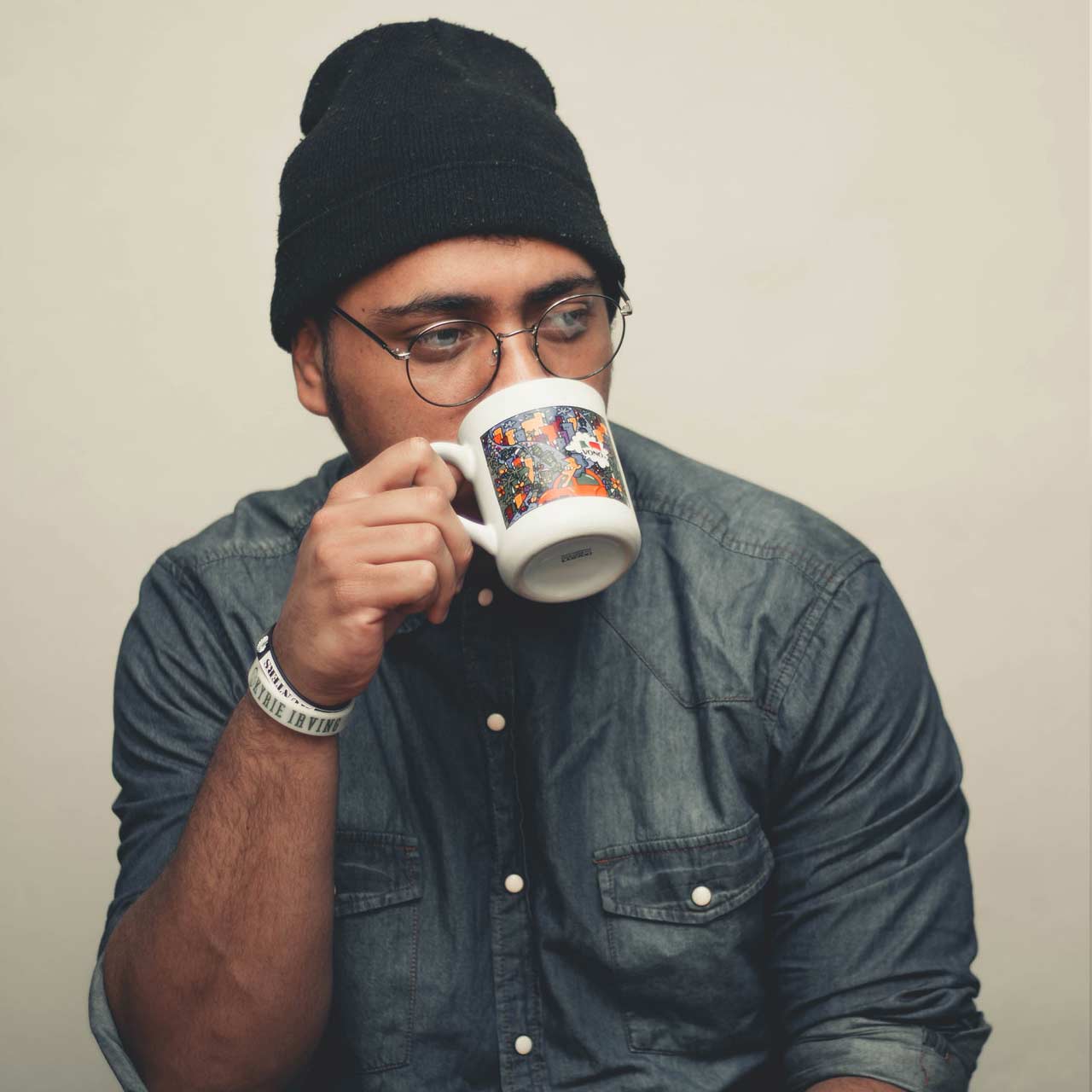 man-drinking-from-mug-2941565